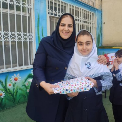 توزیع ساک ورزشی به دانش آموزان جدید الورود