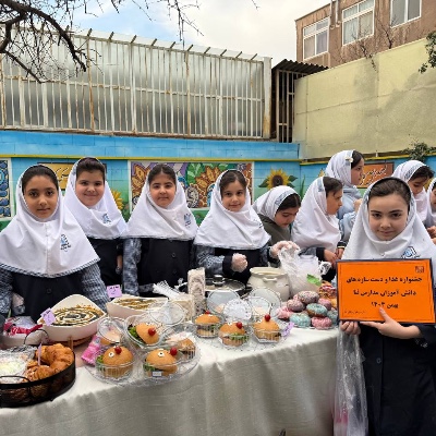 جشنواره غذا و دست سازه های دانش آموزی ثنا ۱